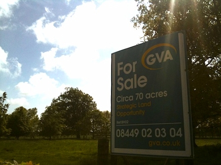 © Robert Rotifer Schild in der Lanschaft: For Sale, circa 70 acres, Strategic Land Opportunity